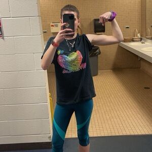 Wisconsin Dells black colorful heart short sleeve shirt M